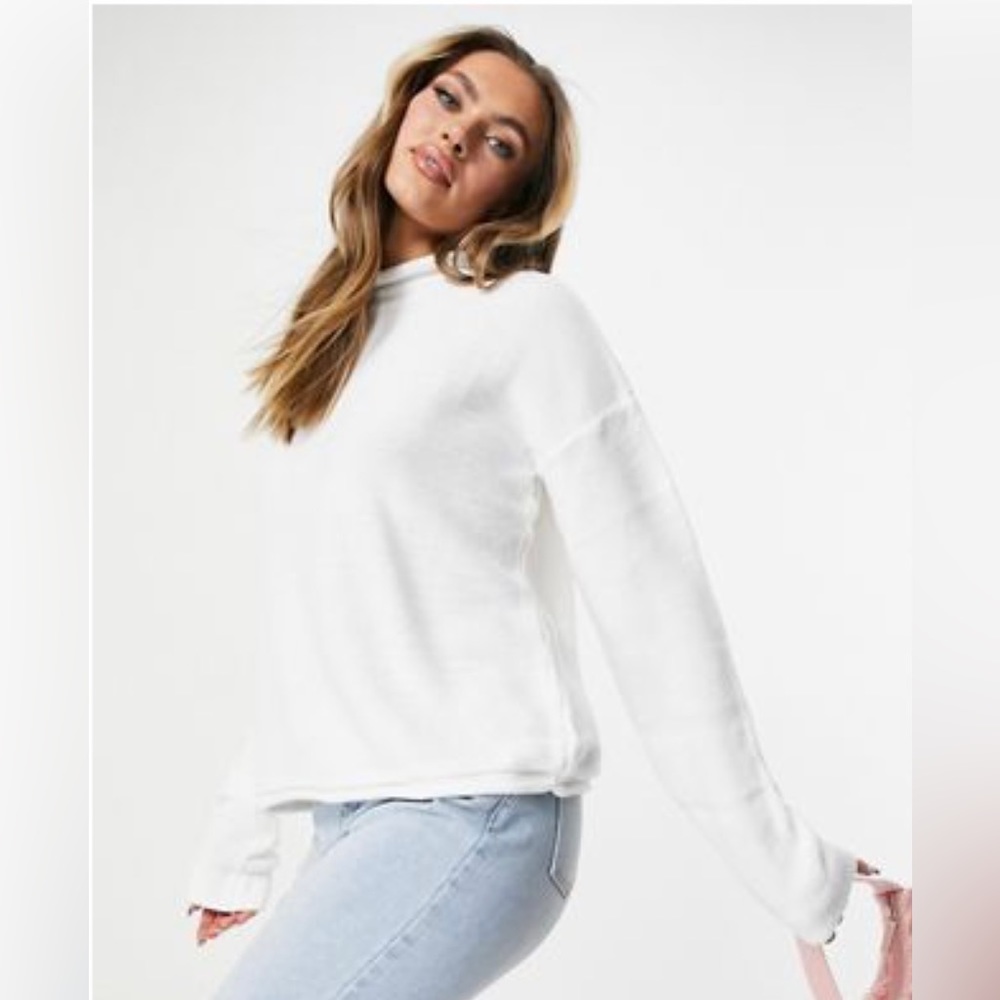 White NA-KD thin sweater, Cropped, V neck. Size Medium